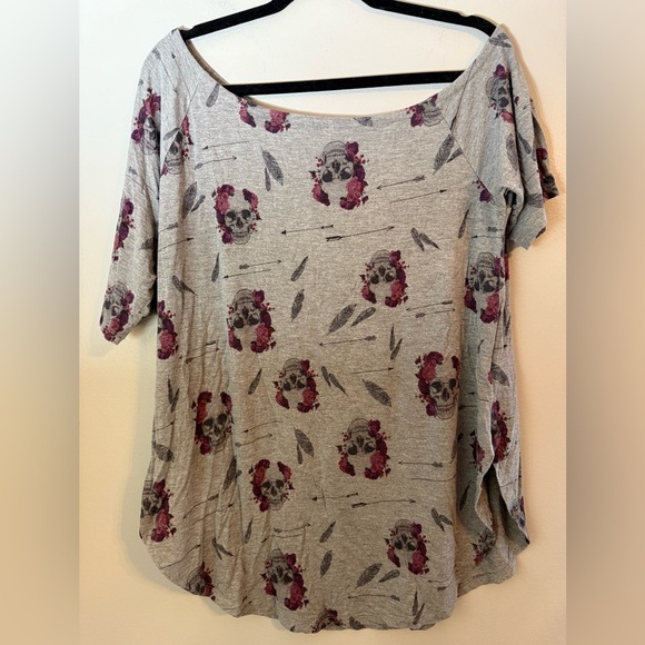 Torrid Gray Super Soft Knits Off Shoulder Skull & Roses Tee Size 1X - Picture 3 of 12